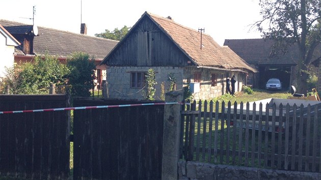 Stavení v Záhornicích na Nymbursku, kde policisté ve stodole objevili dvě mrtvá těla (1.10.2013)