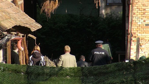 Kriminalist pracuj na mst, kde nalezli dv mrtvoly (Zhornice na Nymbursku 2.10.2013)