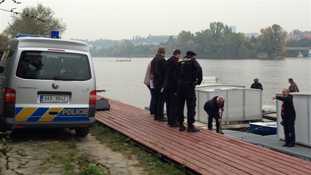 Policisté zasahují na místě, kde veslaři našli ve Vltavě část lidské nohy (9.10.2013)