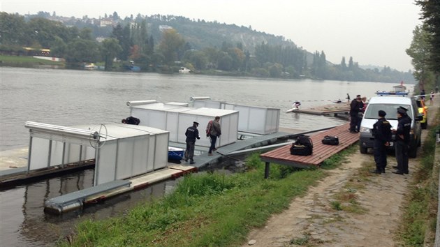 Policisté zasahují na místě, kde veslaři našli ve Vltavě část lidské nohy (9.10.2013)