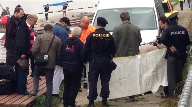 Kriminalisté zkoumají nález lidské nohy, kterou ve Vltavě objevil trenér veslařů (9.10.2013)