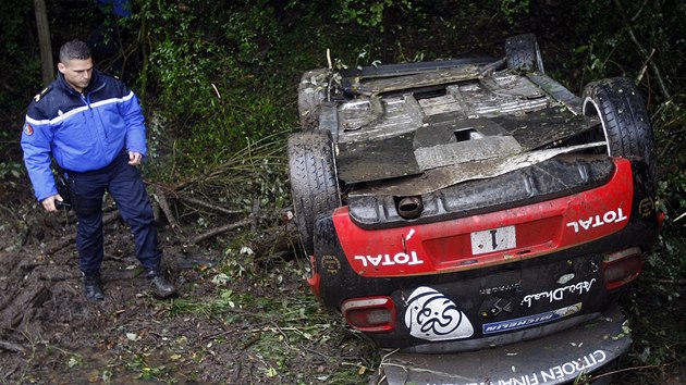 NA STEE. Takto dopadl citren Sbastiana Loeba pi Francouzsk rallye.