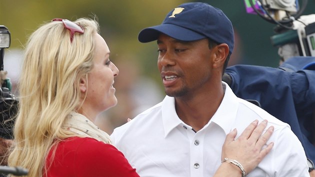 Tigeru Woodsovi gratuluje jeho ptelkyn Lindsey Vonnov. Prv on zajistil Amerianm rozhodujc bod k zisku Prezidentskho pohru.