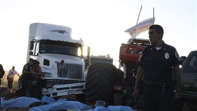 V Mexiku najel monster truck do divk, zemelo est lid (5. z)