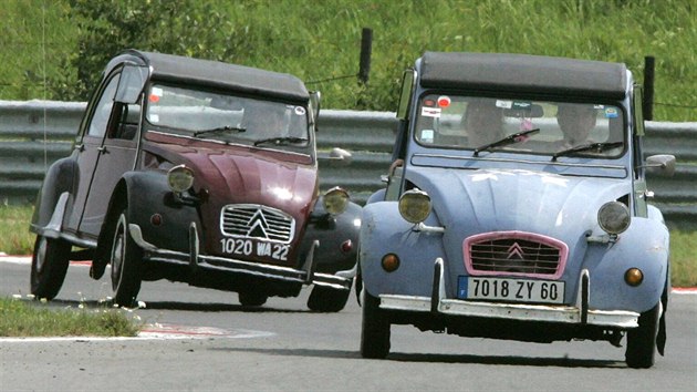 Sraz Citron 2CV na mosteckm hipodromu