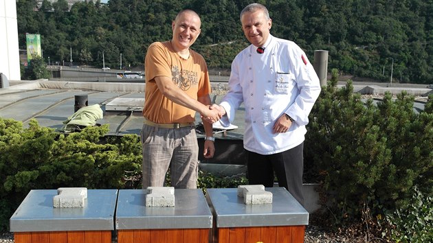 Včelař Augustin Uváčik (vlevo) a šéfkuchař pražského hotelu InterContinental Miroslav Kubec se chlubí hotelovou novinkou – včelstvy na střeše hotelu.
