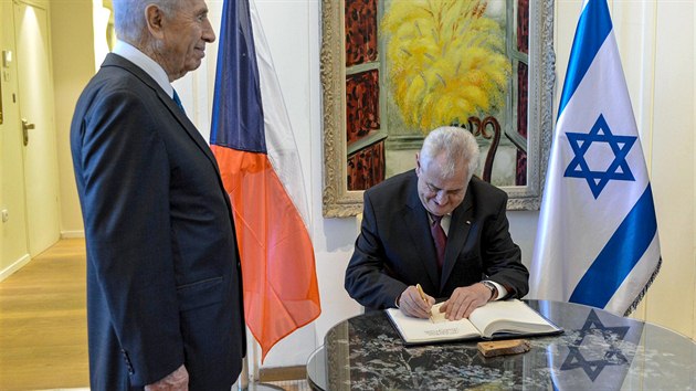 Milo Zeman se podepisuje do nvtvn knihy v prezidentskm palci v Jeruzalm po boku svho protjku imona Perese  (7. jna 2013).