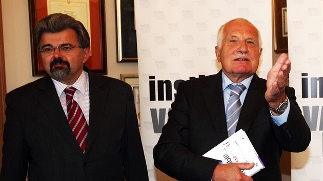 Vclav Klaus a Ji Weigl pi pedstaven nov knihy "esk republika na rozcest. as rozhodnut". (7. jna 2013) 