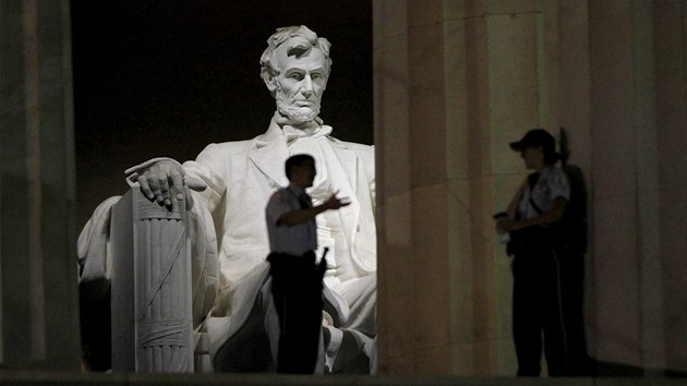 Americká vláda nemá kvůli rozpočtovým sporům mezi zákonodárci peníze na běžný provoz, zavřený zůstal například Lincolnův památník ve Washingtonu (na snímku). (1. října 2013)