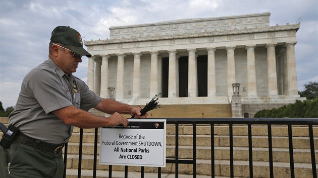 Richard Trott upevuje ceduli oznamujc uzaven Lincolnova pamtnku ve Washingtonu. Statisce sttnch zamstnanc museli kvli sporm o sttn rozpoet nastoupit na nucenou dovolenou. (1. jna 2013)