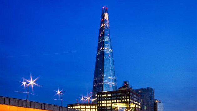Druh� nejv�t�� mrakodrap v Evrop�, kter�mu Lond��an� ��kaj� St�ep (The Shard) a pod n�m most London Bridge. Ten je cel� den naprosto nezaj�mav� a �ediv� nev�razn�. Ve�er, kdy� se oran�ov� rozv�t�, se v�ak stane jedn�m z nejv�razn�j��ch most� na Tem�i.