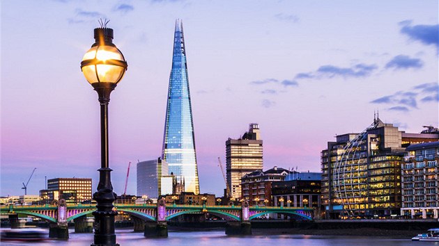 Pohled z nbe Teme jen mal kousek od slavnho londnskho Toweru. V pozad je mrakodrap Step (The Shard). 