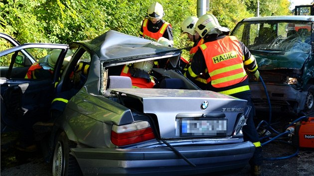 Hasii zasahuj u vn dopravn nehody BMW blzko ostravskch Bazal. (30. z 2013)