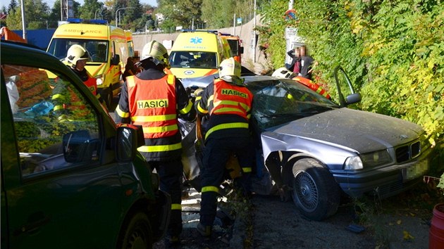 Hasii zasahuj u vn dopravn nehody BMW blzko ostravskch Bazal. (30. z 2013)