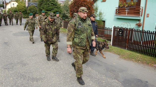 Policistům při prohledávání Skřipova na Opavsku, kde našli zavražděnou pošťačku, pomáhají i vojáci. (1. října 2013)