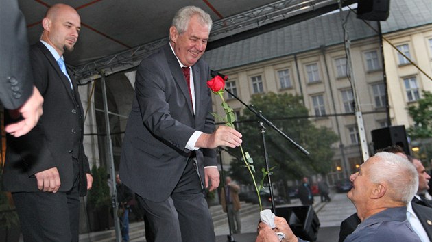 RَE PRO ZEMANA. Za prezidentem pila na Prokeovo nmst v Ostrav ada jeho sympatizant. (1. jna 2013) 