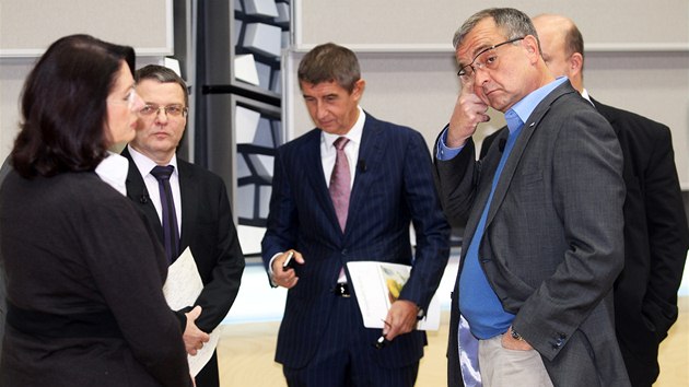 Volebn ldi ped debatou v eskm rozhlase - zleva Miroslava Nmcov (ODS), Lubomr Zaorlek (SSD), Andrej Babi (ANO), Miroslav Kalousek (TOP 09) a v pozad Martin Pecina ze SPOZ.