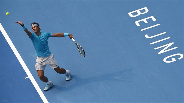 SERVIS. Rafael Nadal podv v semifinle turnaje v Pekingu proti Tomi Berdychovi.
