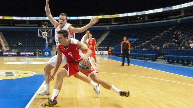 BEZ DIVK. Momentka z litevsk kvalifikace o Euroligu z utkn Nymburk - Banvit.