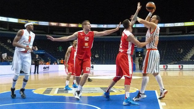 TURECK TOK. Momentka z litevsk kvalifikace o Euroligu z utkn Nymburk - Banvit.