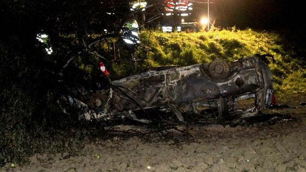 Tragick nehoda automobilu v Bzov. Mlad lid se v nm vraceli z diskotky. (6. jna 2013)