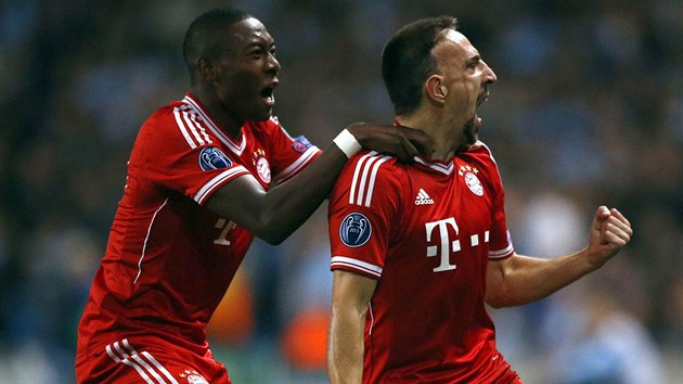 Franck Ribéry (vpravo) a David Alaba z Bayernu se radují z gólu, který Ribéry...