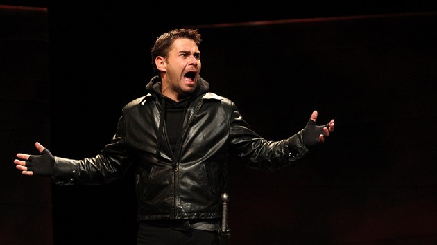 František Mitáš se objevil v roli Hamleta. Na prkna Horáckého divadla se tato hra vrátila po 46 letech.