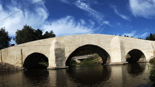Historický most v přibyslavské místní části Ronov nad Sázavou je takřka opraven. Kamenný most do okolí nově září bílou barvou.
