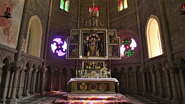 Zaujme i oltář zasvěcený svatému Vojtěchovi. Ten podle Antonína Žamberského pro baziliku zakoupil Tomáš Garrigue Masaryk poté, co oltář posbíral ceny na výstavách v Paříži a v Římě.