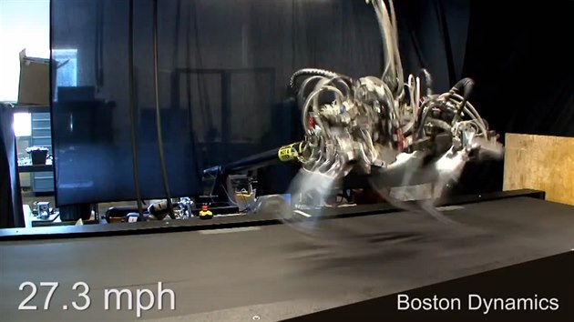 Robot Cheetah při svém rekordním běhu na jaře 2012. Jeho okamžitá rychlost 27,3 míle za hodinu odpovídá 43,9 kilometru za hodinu.