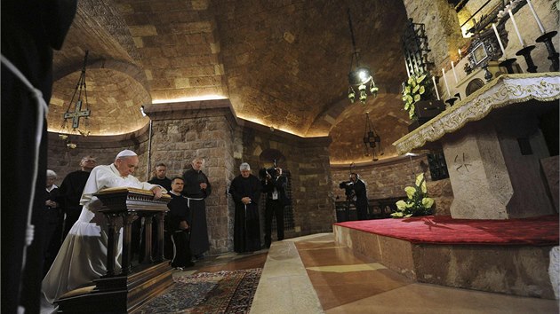Pape se bhem sv pten nvtvy pomodlil i u hrobky svatho Frantika z Assisi, jeho odkaz hodl ve sv funkci nsledovat. Zakladatel du frantikn prve v Assisi zemel, a to 3. jna 1226. (4. jna 2013)