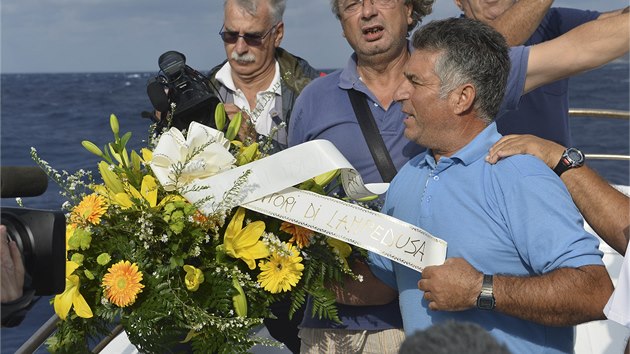 Kapitn rybsk lodi Calosero Spalma se chyst vhodit na hladinu vnec, aby uctil pamtku obt havrie u ostrova Lampedusa (5. jna 2013)