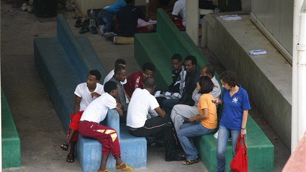 Uprchlci, kterm se z potpjc se lodi podailo vyvznout, zstvaj na ostrov Lampedusa. (5. jna 2013)