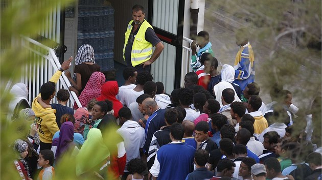 Uprchlci, kterm se z potpjc se lodi podailo vyvznout, zstvaj na ostrov Lampedusa. (5. jna 2013)