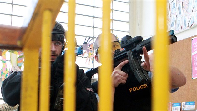 Policejní cvičení s názvem Aktivní střelec na pardubickém gymnáziu Mozartova.