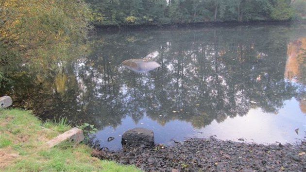 Po vypuštění rybníka v Polné se na dně objevil utopený osobní automobil.