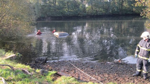 Po vypuštění rybníka v Polné se na dně objevil utopený osobní automobil.