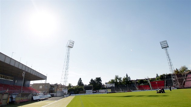 POHLED NA DRUHOU STRANU. Za stdakami stoj jedin st stadionu chrnn stechou. Na podobn pohodl mohou zapomenout fanouci host, kterm pat msto napravo od svteln tabule. Oficiln kapacita in 12 550 mst, jene protoe v nkterch sektorech chyb sedaky, prodv se vstupenek mn.