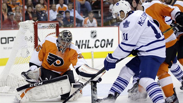 V ANCI. Jay McClement z Toronta se tla ped branke Philadelphie Steva Masona. 