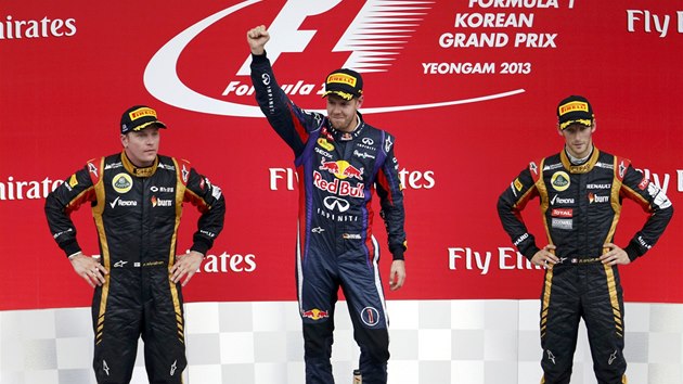 STUPN VTZ. Sebastian Vettel (uprosted) zvtzil ve Velk cen Koreje, druh Kimi Rikknen (vlevo), tet Sebastian Grosjean.  