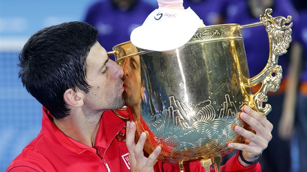 Novak Djokovi lb trofej pro vtze turnaje v Pekingu. 