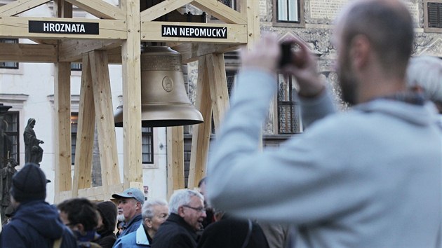 Odhalen dvou zvon Marie a Jana Nepomuckho na plzeskm nmst Republiky urench pro katedrlu sv. Bartolomje.