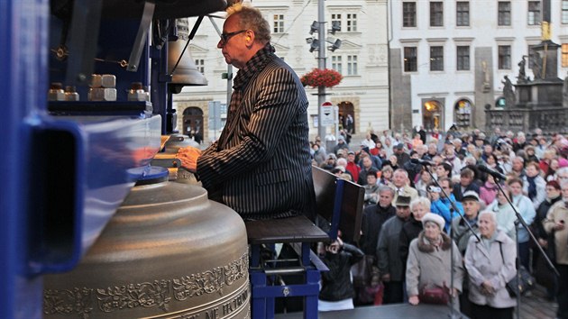 Odhalen dvou zvon Marie a Jana Nepomuckho na plzeskm nmst Republiky urench pro katedrlu sv. Bartolomje.