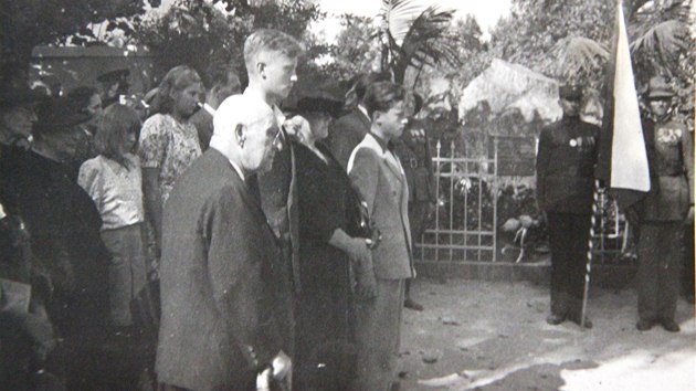 Synov generla Josefa Mana pihlej v Loanech v roce 1947 slavnosti, pi n je odhalen pomnk jejich statenmu otci. O rok pozdji se pust do boje proti komunismu.