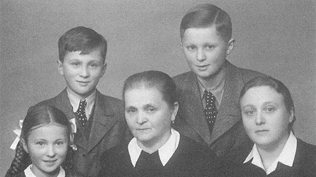Rodina Mašínových za války v roce 1944. V popředí zleva Zdena Mašínová, babička Emma Nováková a Zdena Mašínová starší. Vzadu bratři Josef a Ctirad.