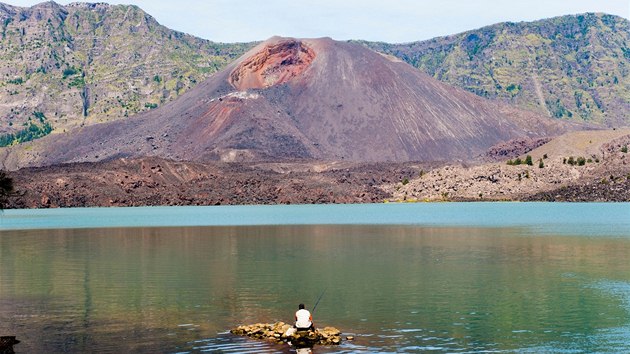 Po erupci sopky se v kráteru pod horou Baru Jari na indonéském ostrov Lombok