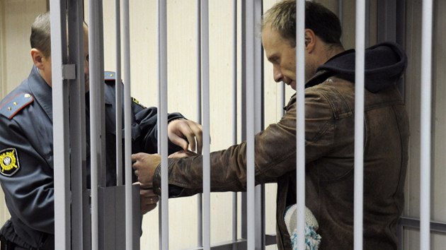 Na lavici obalovanch u soudu v Murmansku usedl i ukrajinsk fotogra Denis Sinyakov.