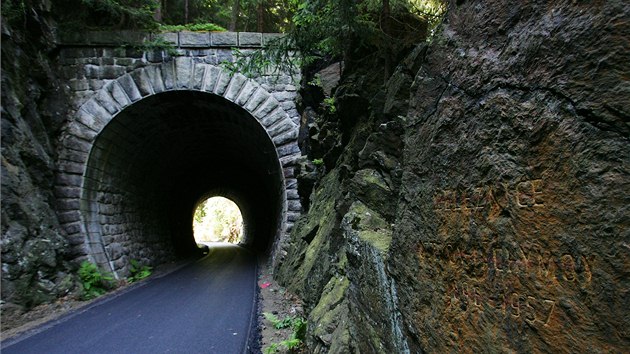 Nov oteven cyklostezka z Ostrova do Jchymova vede i pvodnm elezninm tunelem z rok 1896.