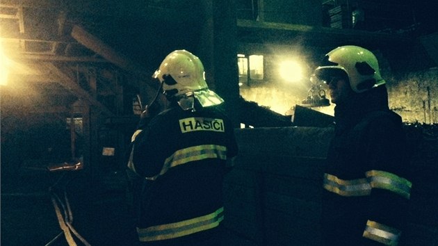 Pt jednotek hasi zasahovalo v Olomouci pi poru, kter se rozhoel po vylit zhruba pti tun havho surovho eleza z praskl tavn pece.