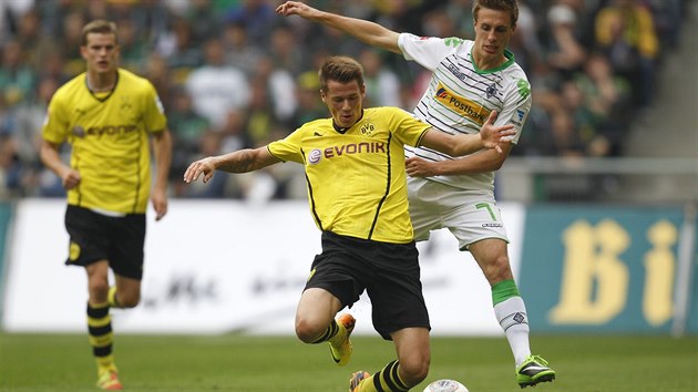 NEPUSTM T. Erik Durm z Dortmundu odolv ataku Patricka Herrmanna (vpravo) z Mnchengladbachu.